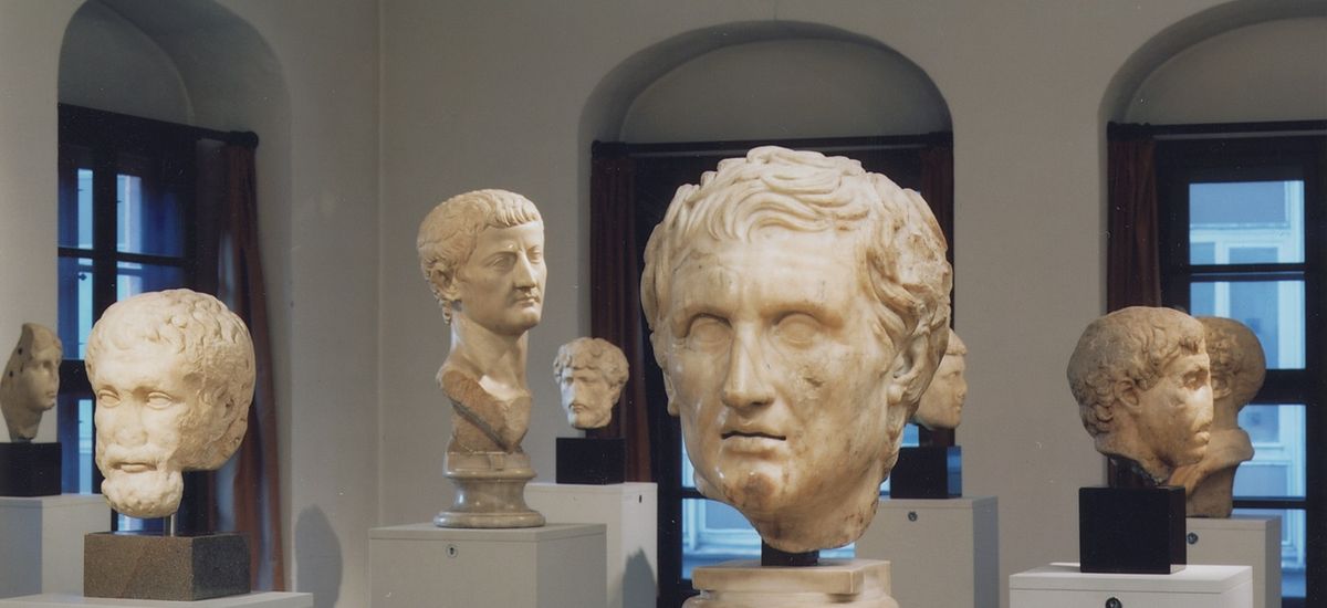 Marmorporträts griechischer Dichter und Denker, eines römischen Kaisers und von Privatpersonen.