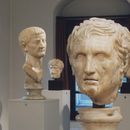 Marmorporträts griechischer Dichter und Denker, eines römischen Kaisers und von Privatpersonen.