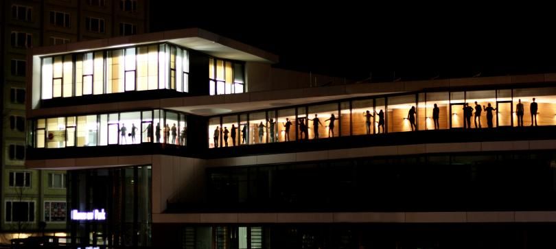Farbfotografie, die das Lokal- und Ausbildungsrdio mephisto 97.6 bei Nacht von außen zeigt. 