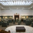 Diverse Vitrinen in der Dauerausstellung des Ägyptischen Museums