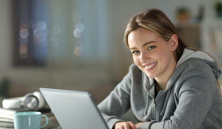 Farbfotografie einer Frau am Laptop