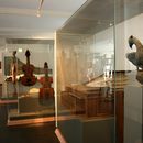 Verschiedene historische Streich- und Tasteninstrumente stehen in dem gezeigten Ausstellungsraum.