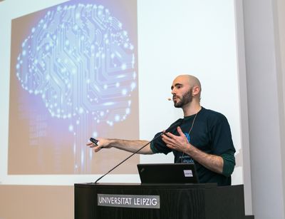 Pau Vilimelis Aceituno hält einen Vortrag beim Science Slam zum Tag der Promovierenden 2017 in der Bibliotheca Albertina
