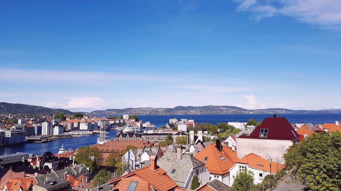 Panorama-Blick über die norwegische Stadt Bergen