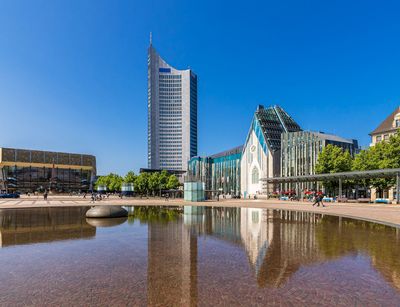 Farbfotografie vom Augustusplatz Leipzig mit Gewandhaus, Uniriese und Universität