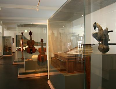 Blick auf Ausstellungsstücke in Glasvitrinen in den Räumen des Musikmuseeums 