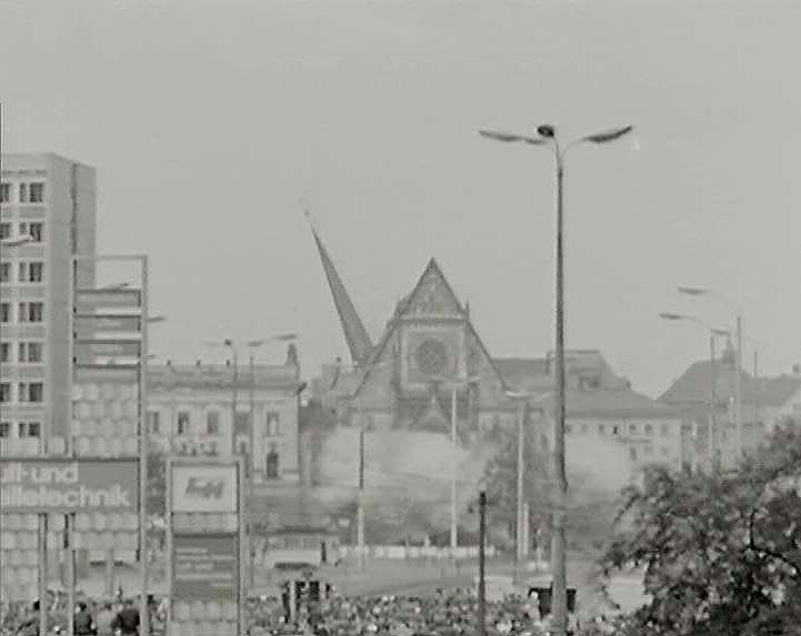 Schwarzweißaufnahme der Sprengung der Universitätskirche St. Pauli im Jahr 1968