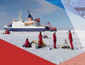 Auf dem Cover ist eine Aufnahme einer Forschungsexpedition in die Arktis abgebildet. Im Hintergrund steht das Forschungsschiff Polarstern, im Vordergrund stehen Forscherinnen und Forscher auf Schneedecke und führen Messungen durch.