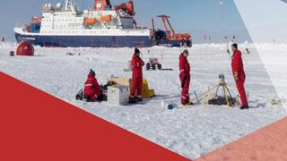 Auf dem Cover ist eine Aufnahme einer Forschungsexpedition in die Arktis abgebildet. Im Hintergrund steht das Forschungsschiff Polarstern, im Vordergrund stehen Forscherinnen und Forscher auf Schneedecke und führen Messungen durch.